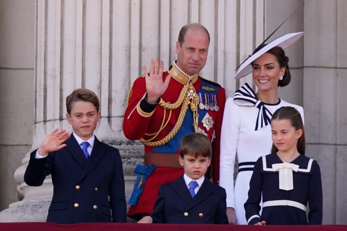 Los príncipes de Gales, William y Kate Middleton, junto a sus tres hijos: George, Charlotte y Louis, en el balcón del Palacio de Buckingham observando el desfile de Trooping the Color, en Londres. Sábado 15 de junio 2024.