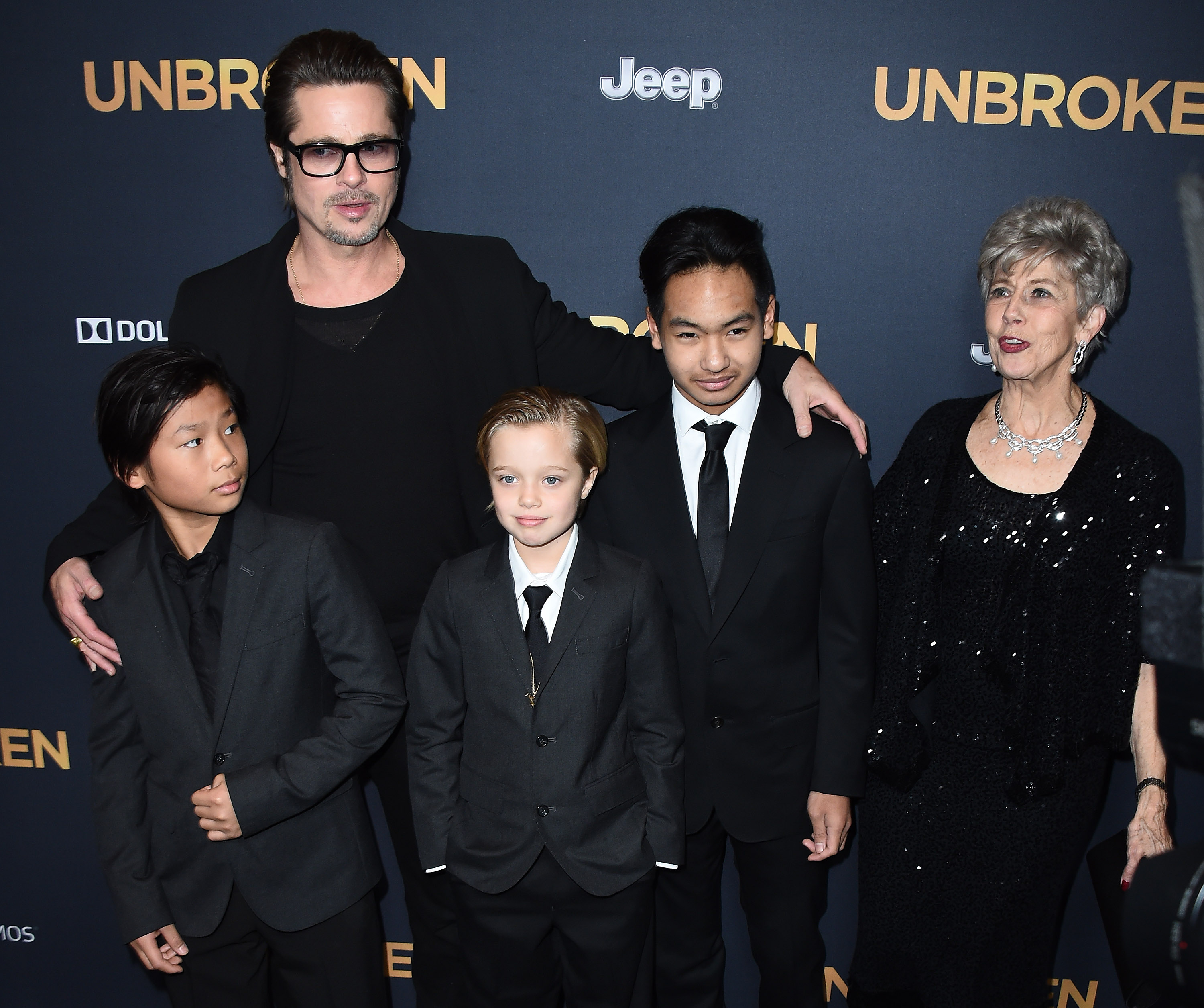 Brad Pitt junto a sus hijos: Pax Thien Jolie-Pitt, Shiloh Nouvel Jolie-Pitt y Maddox Jolie-Pitt en el estreno de ‘Unbroken’.