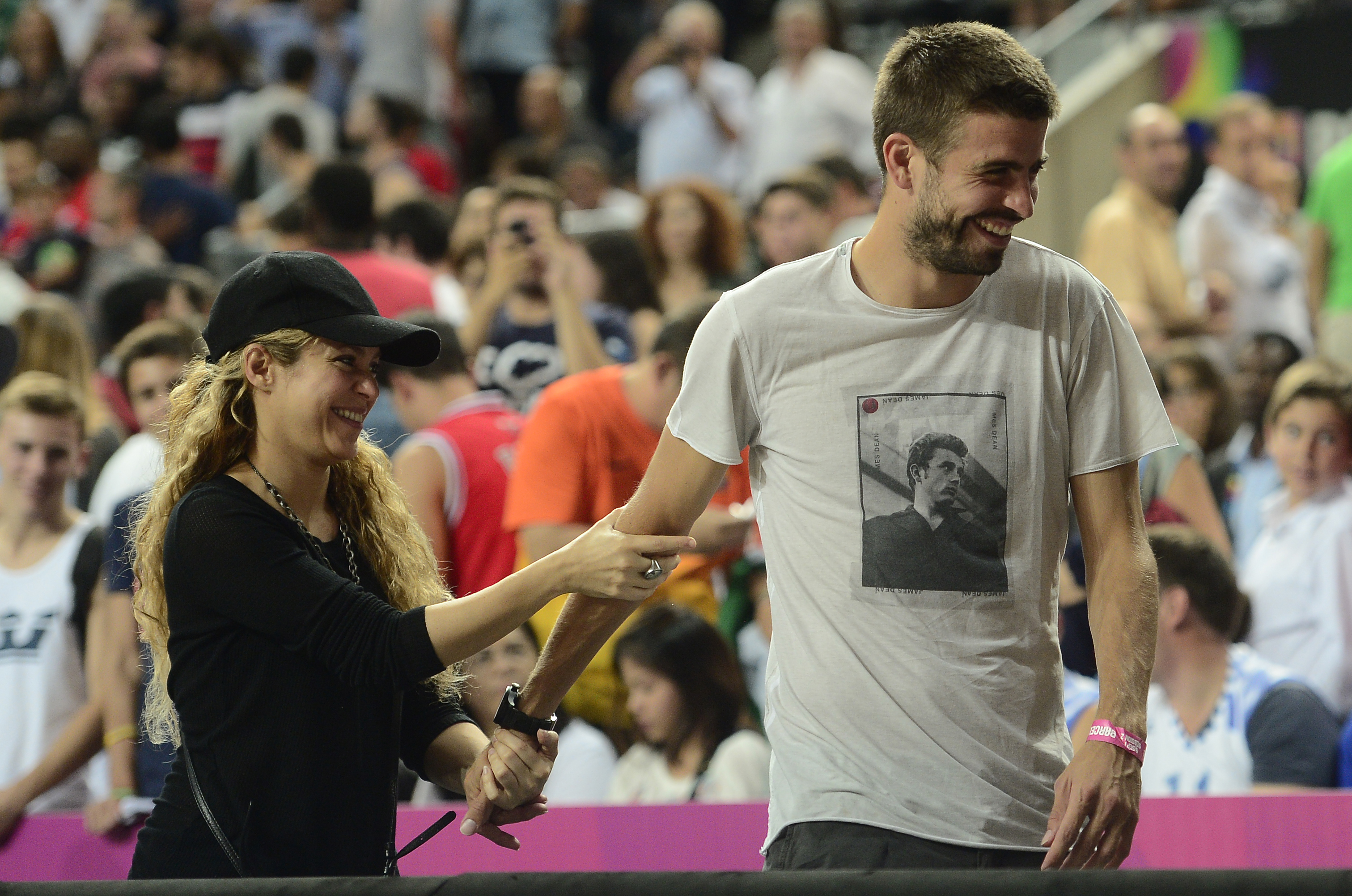 Gerard Piqué y Shakira en un partido de cuartos de final de la Copa Mundial de Baloncesto en Barcelona, España. 9 de septiembre de 2014.