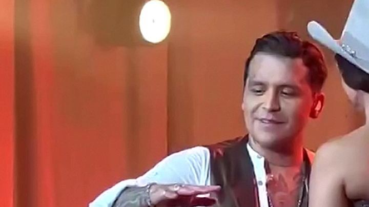 Christian Nodal y Ángela Aguilar por fin muestran su amor con un beso en el escenario del Auditorio Nacional, donde el cantante y su novia ofrecieron un dueto en el tema "Por Mujeres como Tú"México, 11 de junio 2024.