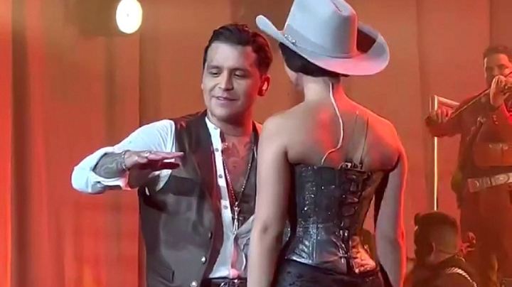 Christian Nodal y Ángela Aguilar por fin muestran su amor con un beso en el escenario del Auditorio Nacional, donde el cantante y su novia ofrecieron un dueto en el tema "Por Mujeres como Tú"México, 11 de junio 2024.