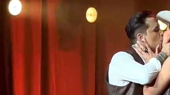 Christian Nodal y Ángela Aguilar por fin muestran su amor con un beso en el escenario del Auditorio Nacional, donde el cantante y su novia ofrecieron un dueto en el tema "Por Mujeres como Tú"México, 11 de junio 2024.