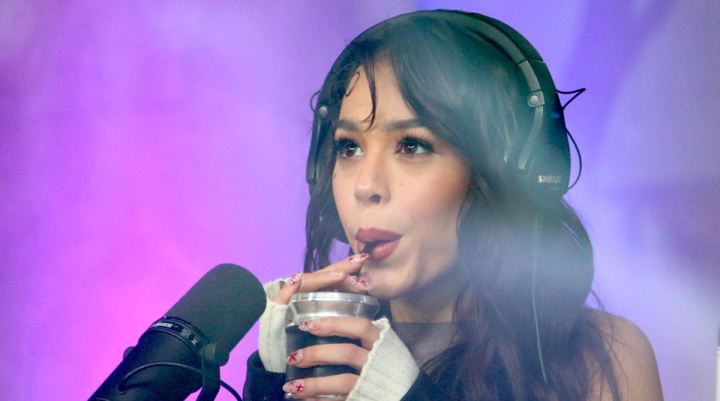 Danna visitó el streaming Olga en el barrio de Palermo de la capital argentina, donde la cantante tomó mate, rió, habló de todo un poco y convivió con fans para anunciar su gira "Danna Live" en el verano por varios países/Buenos Aires, 19 de abril 2024.
