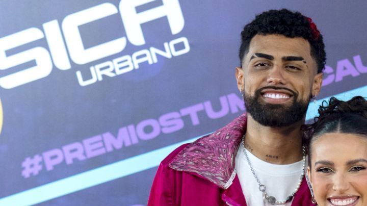 Jay Wheeler y Zhamira Zambrano en la alfombra roja de los Premios Tu Música Urbano desde el Coliseo de Puerto Rico/San Juan, 15 de junio 2023.