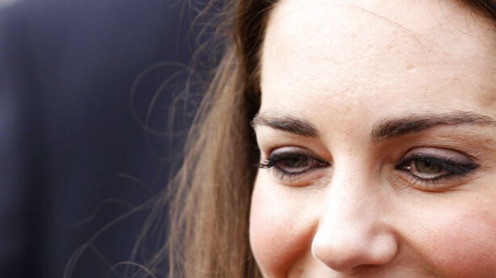 Kate Middleton habla con el público, mientras abandona el Castillo de Hillsborough en Belfast, Irlanda del Norte, el martes 8 de marzo de 2011.