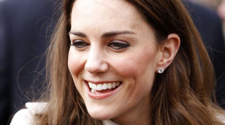 Kate Middleton habla con el público, mientras abandona el Castillo de Hillsborough en Belfast, Irlanda del Norte, el martes 8 de marzo de 2011.