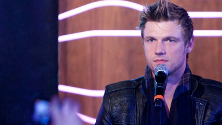 Nick Carter, de la banda estadounidense Backstreet Boys, en una reunión de fans para la presentación del nuevo álbum 'In A World Like This' en el 40 Café de Madrid, España, el jueves 12 de noviembre de 2013. (Foto AP/Abraham Caro Marin)