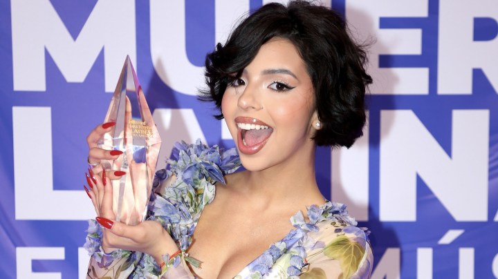Ángela Aguilar recibe el reconocimiento 'Billboard, Mujeres Latinas en la Música' el pasado 9 de junio.