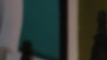 Eduin Caz sufre terrible caída antes de subir al escenario.