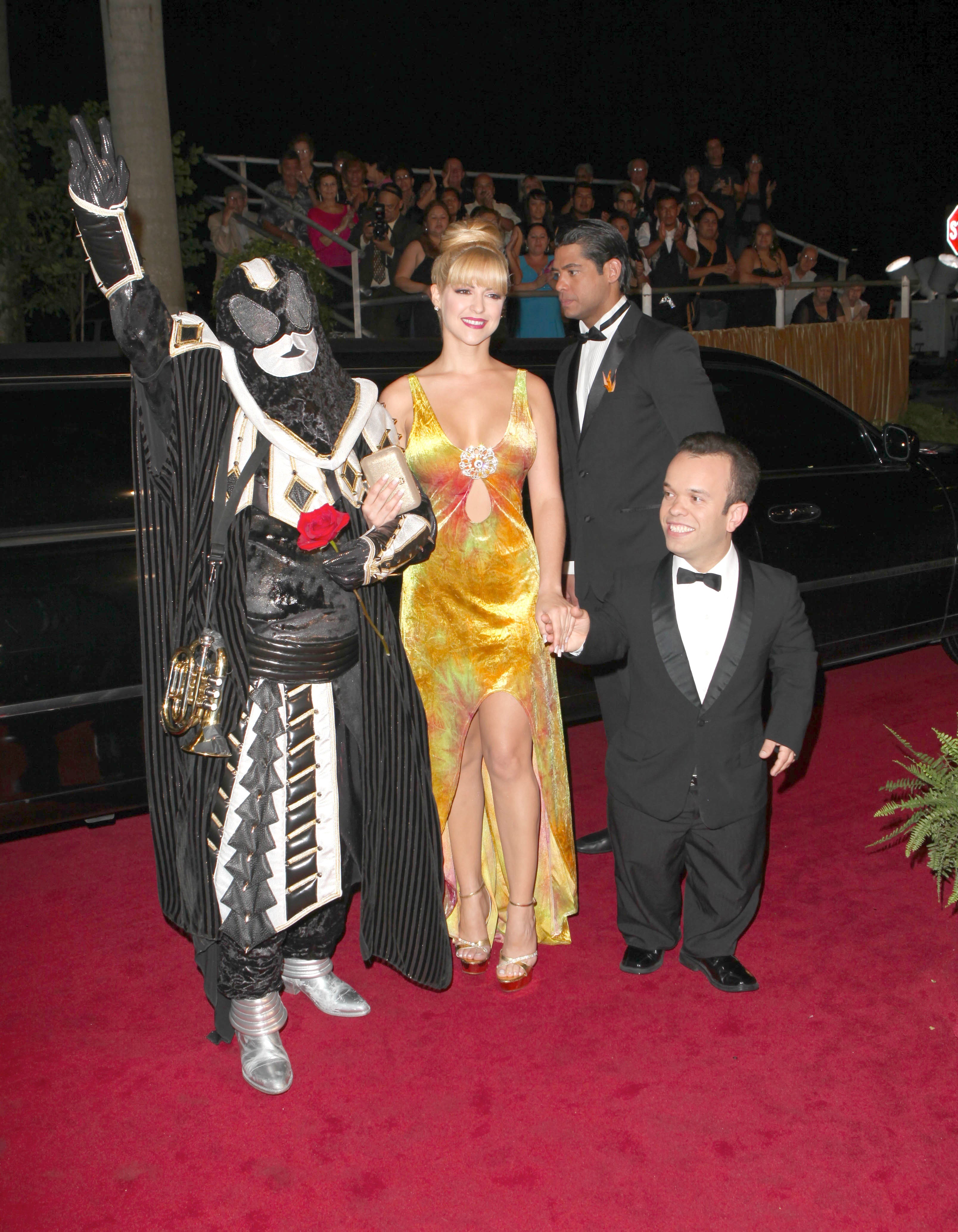 El Chacal desfila por la alfombra roja de la fiesta de los 50 años al aire del programa "Sábado Gigante" de Univision. Miami, 27 de octubre 2012.