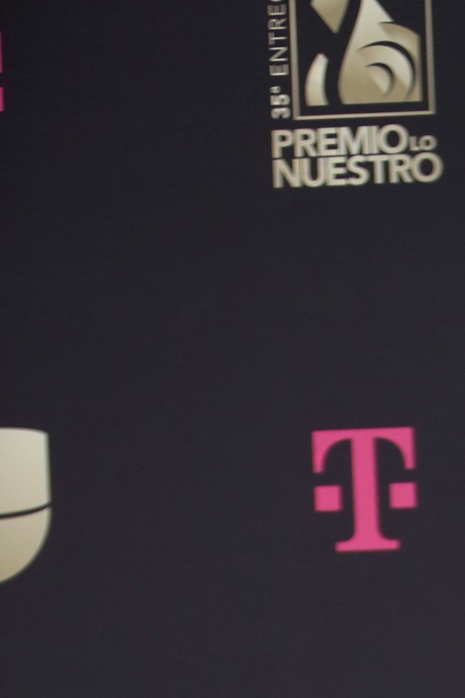 Marc Anthony y esposa Nadia Ferreira en la alfombra magenta de la 35.ª edición de Premio Lo Nuestro en febrero de 2023.