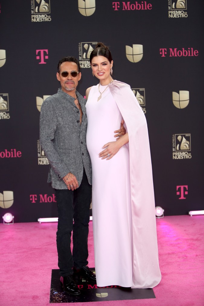 Marc Anthony y esposa Nadia Ferreira en la alfombra magenta de la 35.ª edición de Premio Lo Nuestro en febrero de 2023.