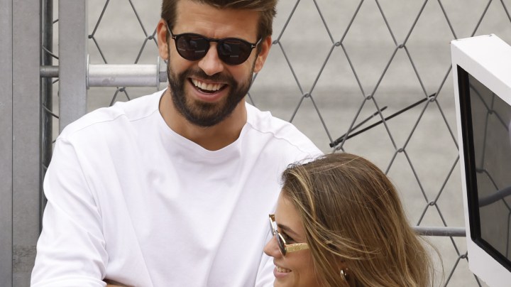 Gerard Piqué y Clara Chía disfrutando de un partido de fútbol en España.