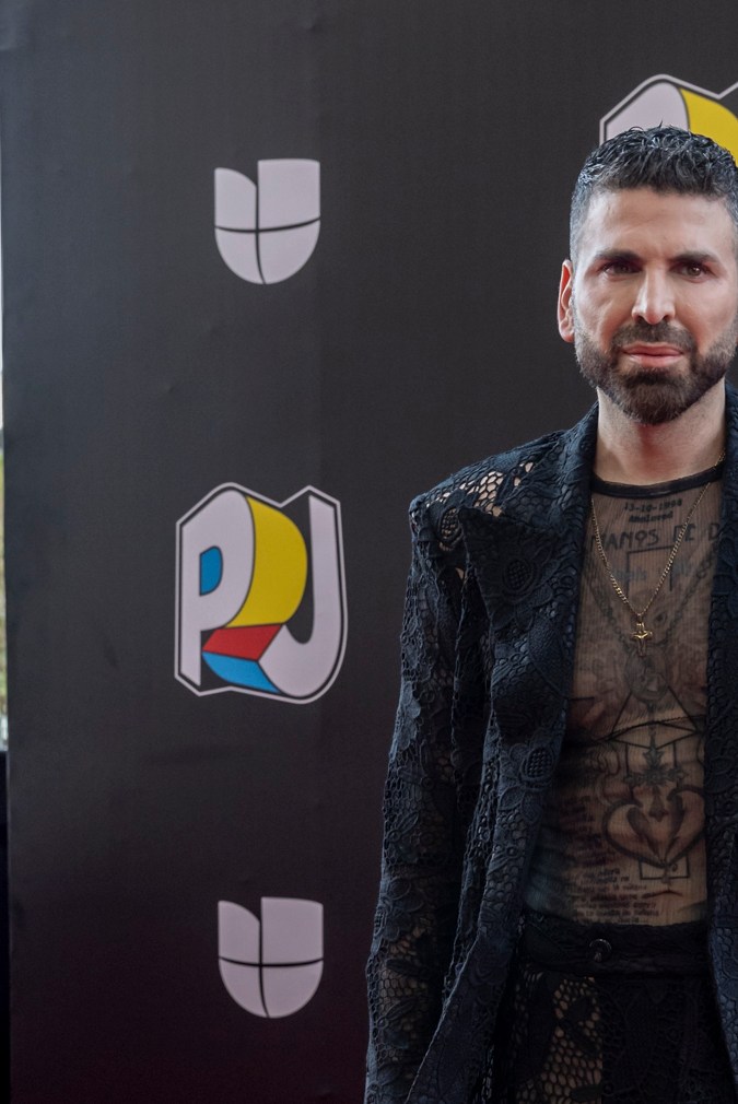 Jomari Goyso en la alfombra roja de los Premios Juventud 2024.