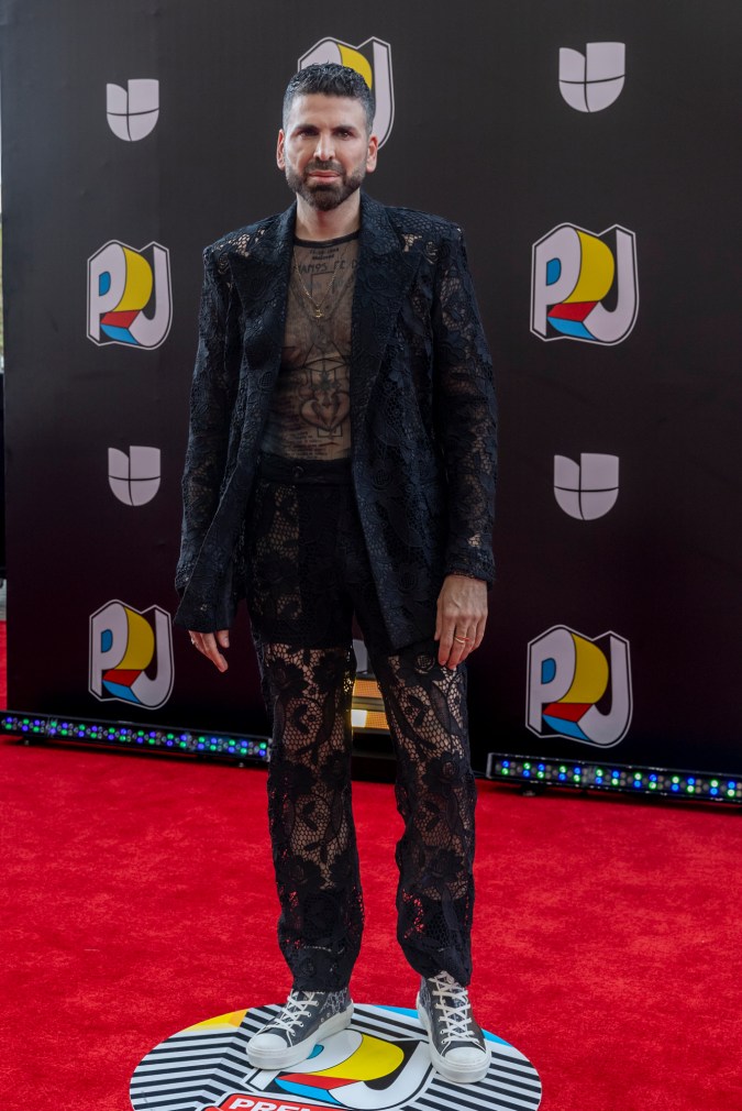 Jomari Goyso en la alfombra roja de los Premios Juventud 2024.