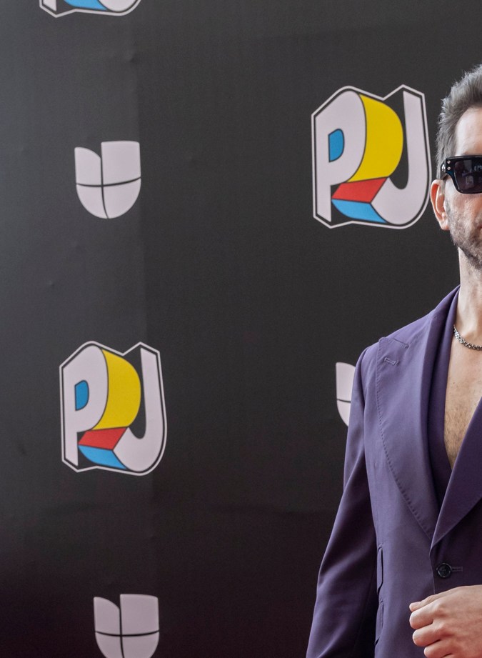 Arap Bethke en la alfombra roja de los Premios Juventud 2024.