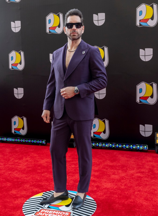 Arap Bethke en la alfombra roja de los Premios Juventud 2024.