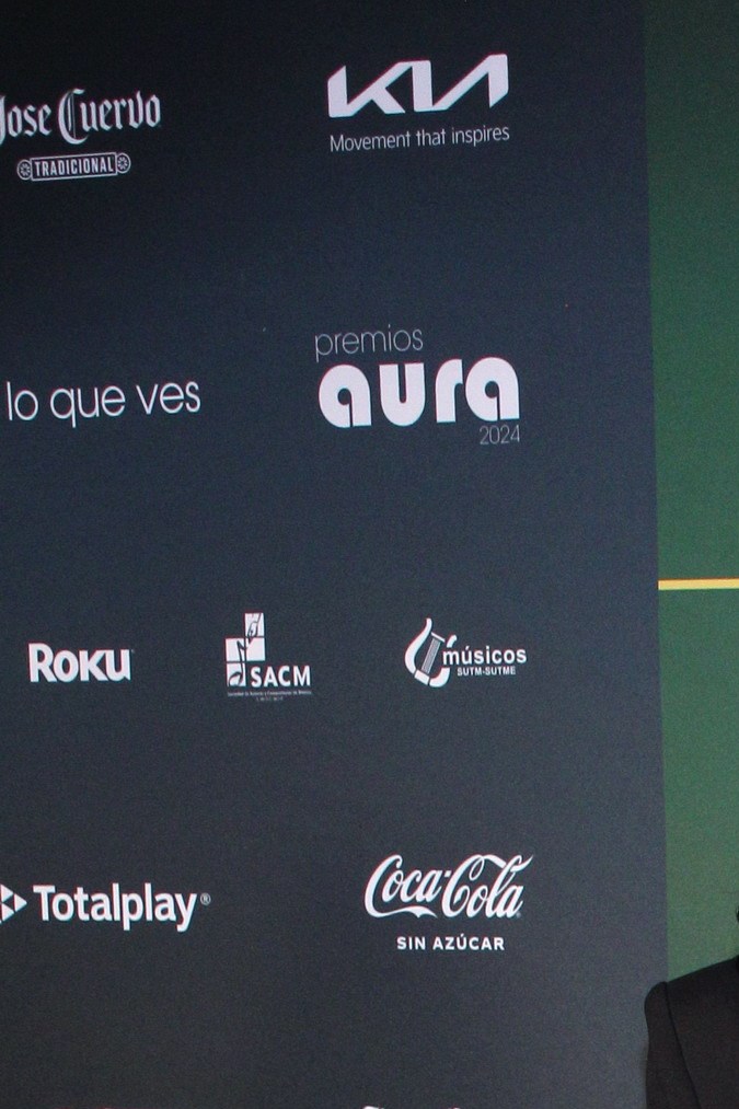 Eugenio Derbez y Alessandra Rosaldo en la alfombra de los Premios Aura, los primeros reconocimientos a las series de streaming del último año/México, 3 de julio 2024.