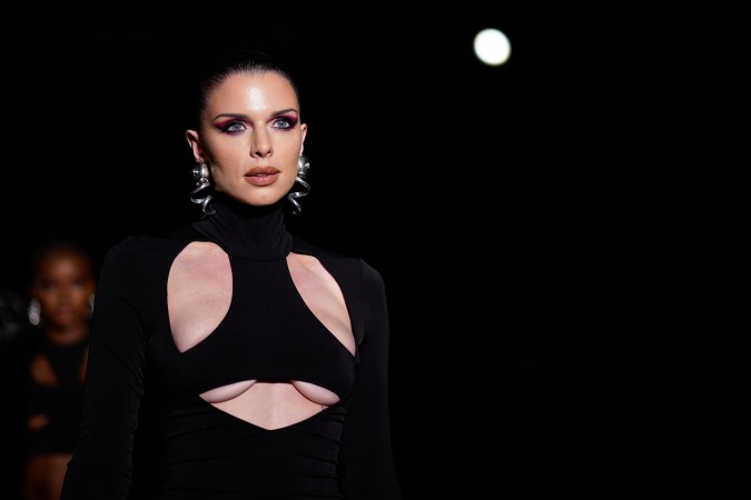 Julia Fox provocó dudas sobre su orientación sexual.