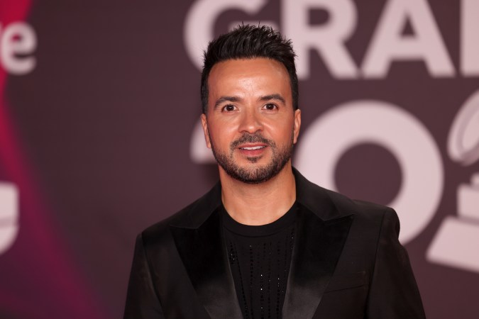 Luis Fonsi asistió a la boda de Anant Ambani, y Radhika Merchant.