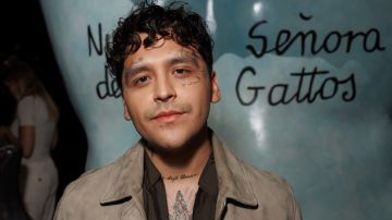 Christian Nodal entre 'Los 50 más Bellos' de People en Español.