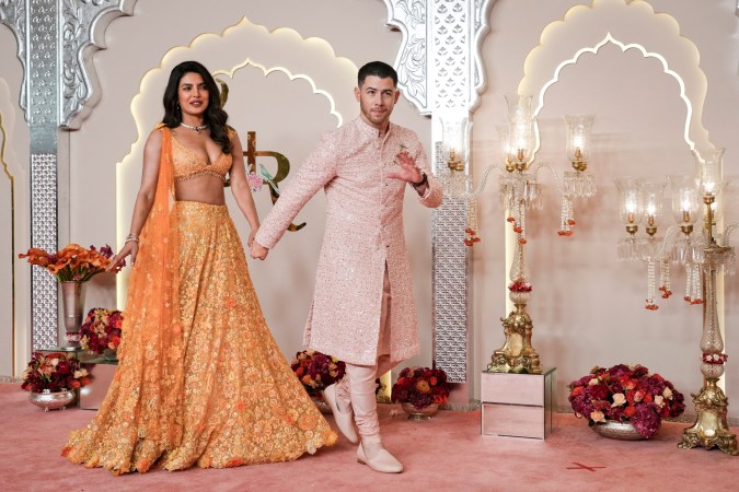 El actor y músico estadounidense Nick Jonas llegó con su esposa Priyanka Chopra a la boda del hijo del multimillonario Mukesh Ambani, Anant Ambani, y Radhika Merchant.