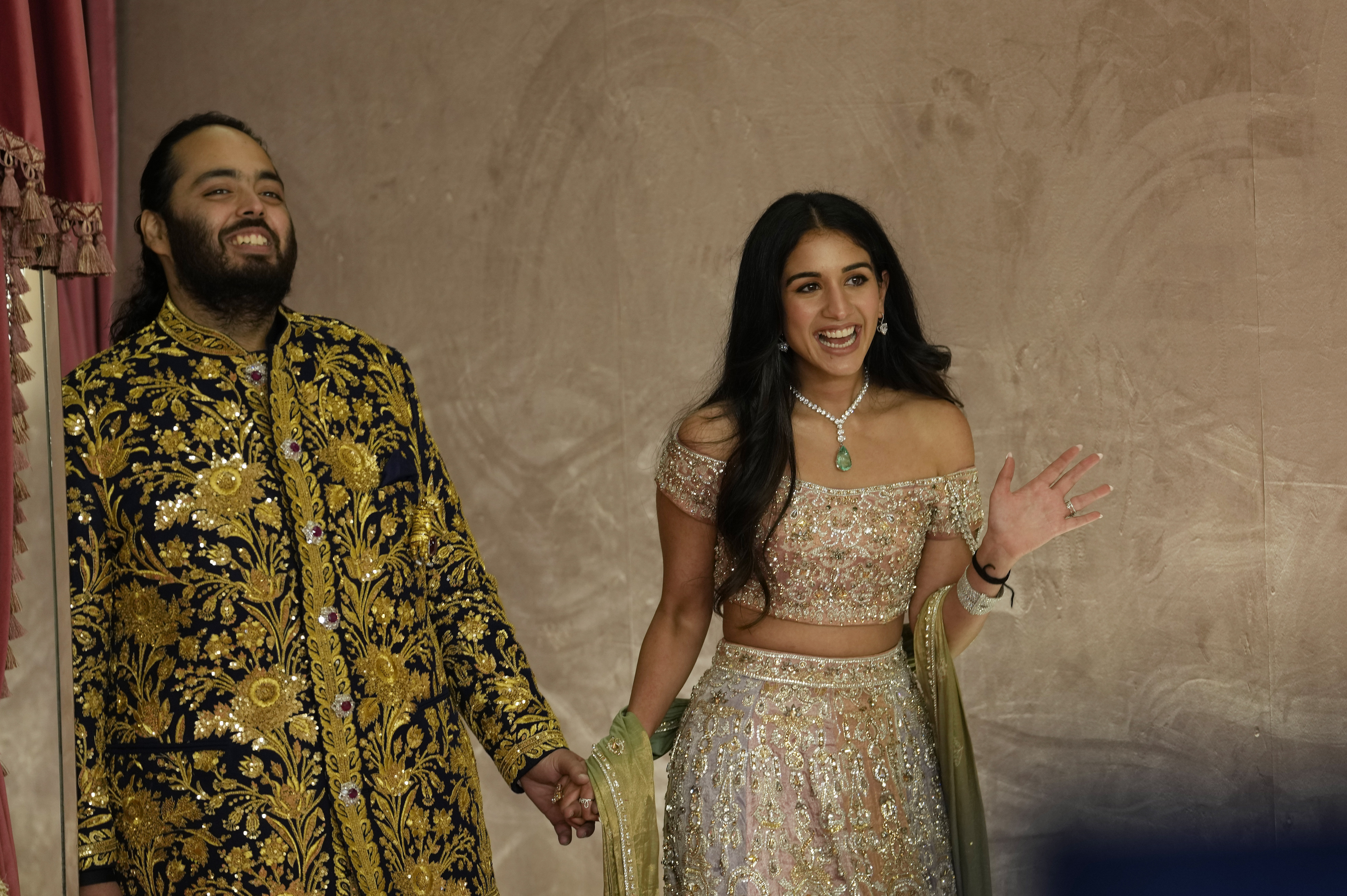 Anant Ambani, y Radhika Merchant posan para los fotógrafos durante su ceremonia previa a su boda en Mumbai, India, el viernes 5 de julio de 2024. El hijo menor de Mukesh Ambani, el hombre más rico de Asia, se casó con su novia de toda la vida en lo que muchos han llamado la boda del año.