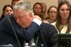 Alec Baldwin se desploma tras conocer la desestimación de los cargos en su contra.