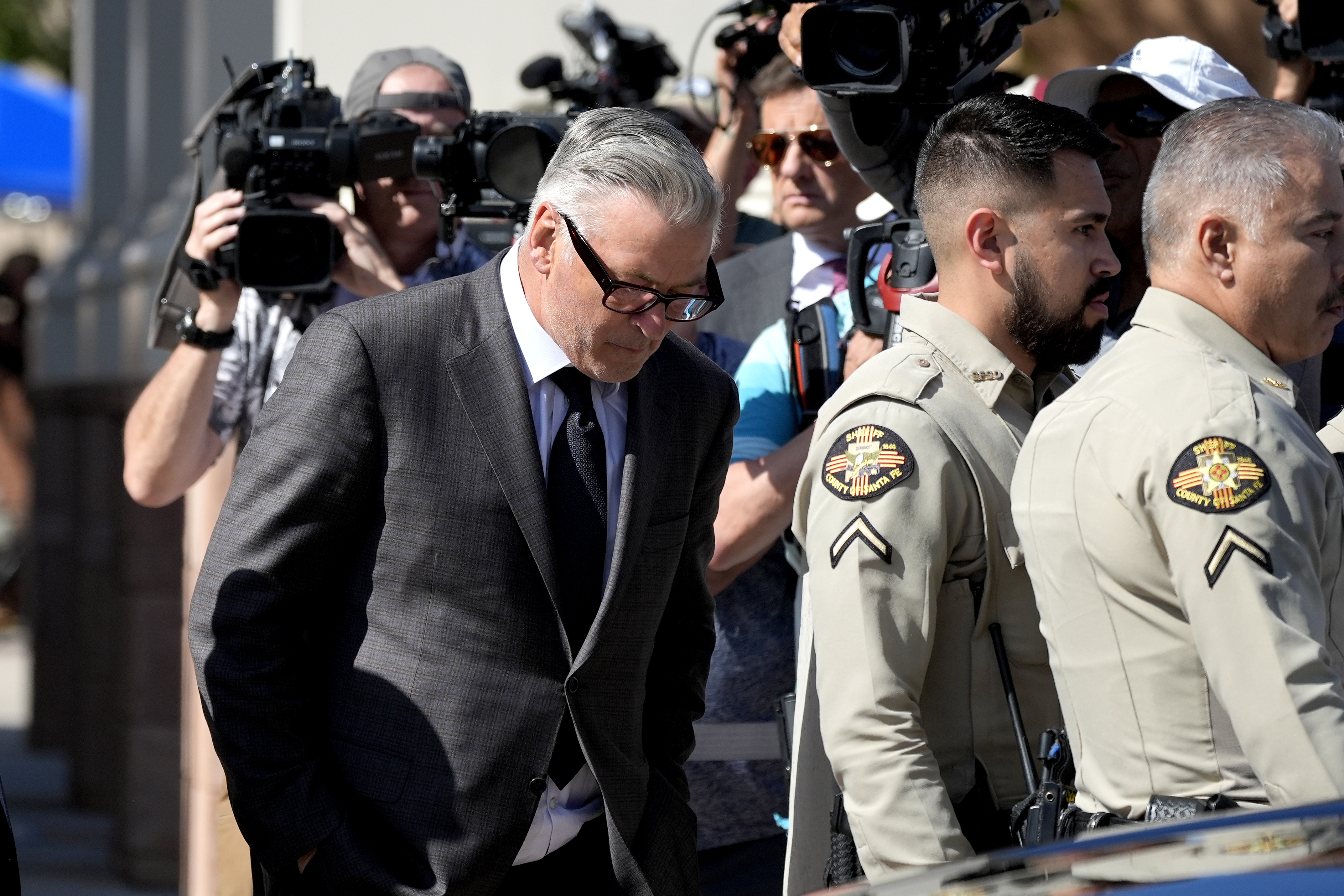 Alec Baldwin llegó a la corte en el inicio de su juicio.