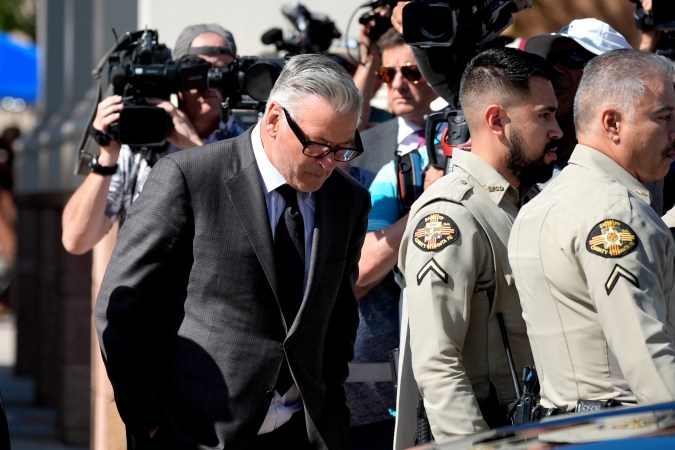 Alec Baldwin llegó a la corte en el inicio de su juicio.