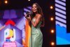 Anitta recibe su reconocimiento en Premios Juventud 2024.