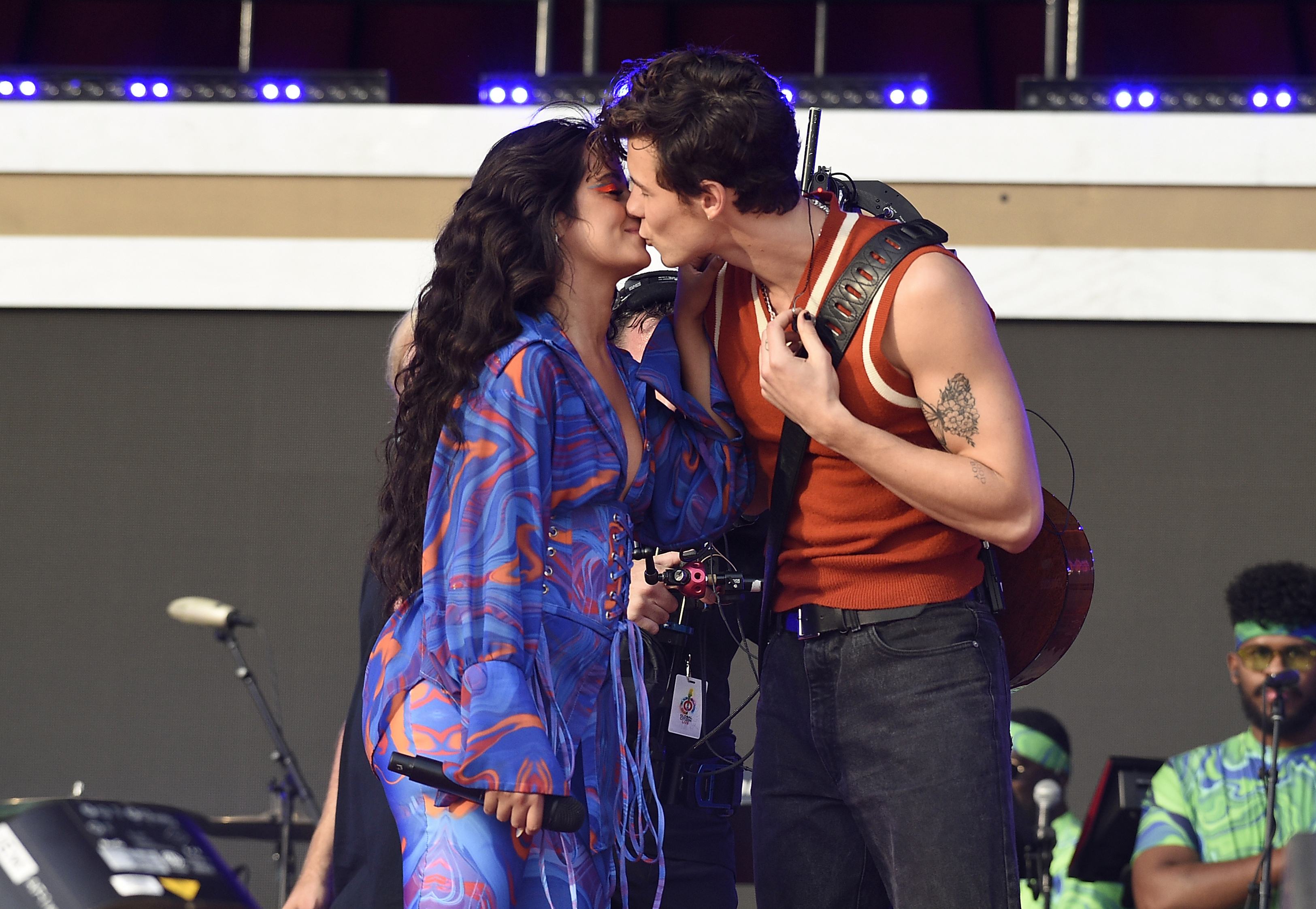 Camila Cabello y Shawn Mendes juntos cantando su tema 'Señorita'.