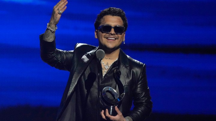 Christian Nodal celebra la trayectoria artistica de Andrea Bocelli.