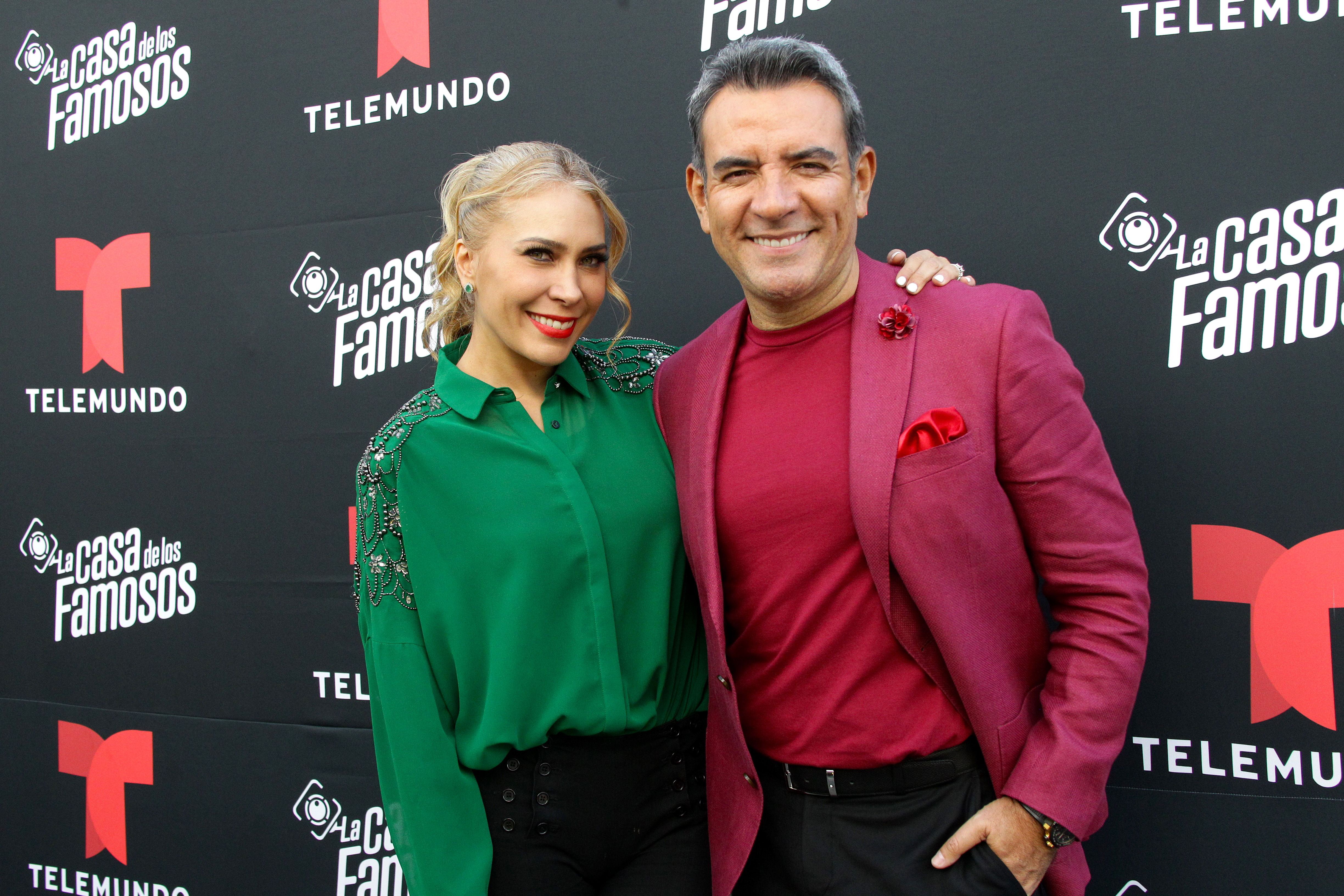 Héctor Sandarti y Jimena Gallego fueron los conductores de las tres primeras temporadas de 'La Casa de los Famosos' de Telemundo.