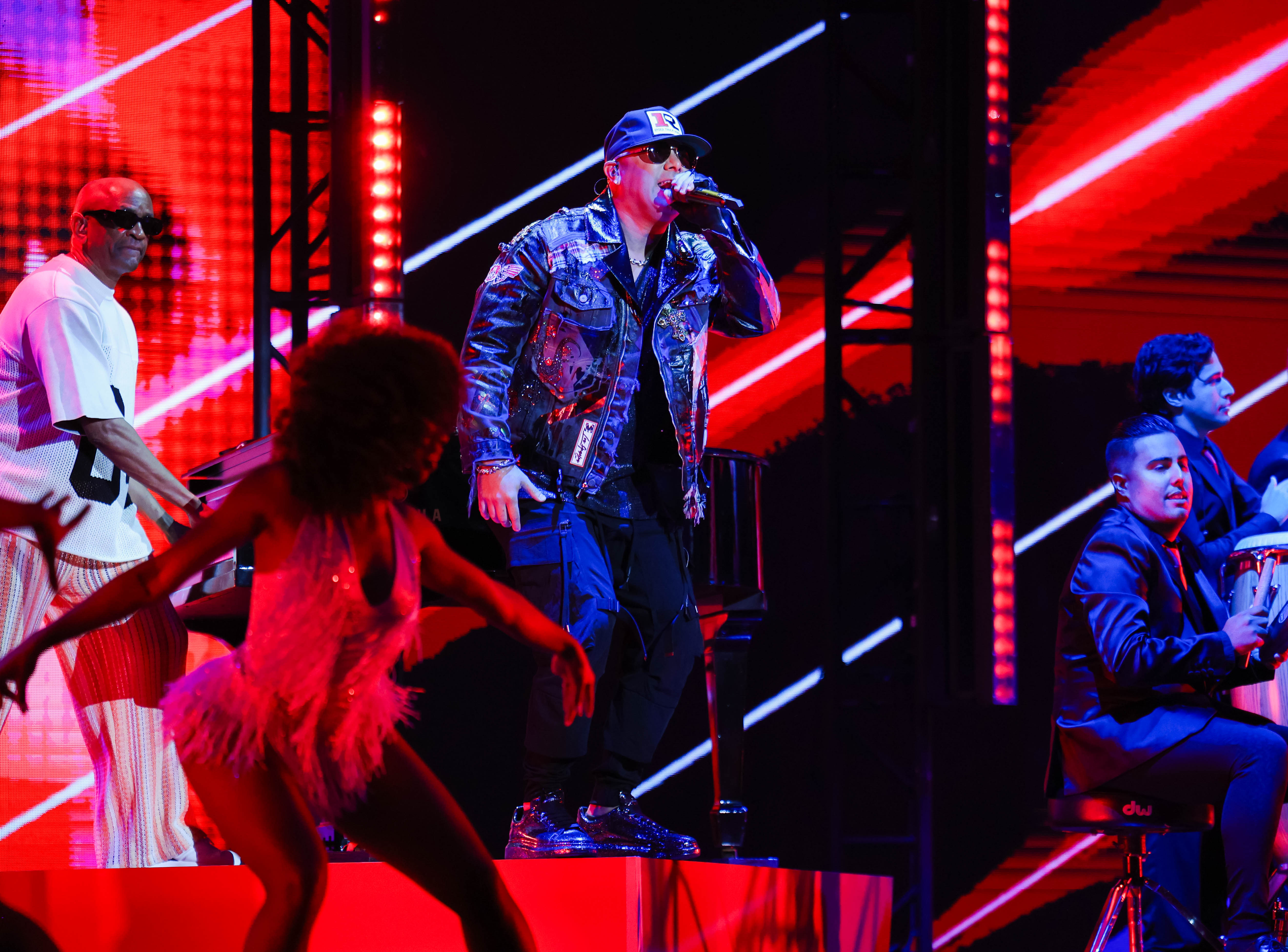 Wisin durante su presentación musical en Premios Juventud 2024.