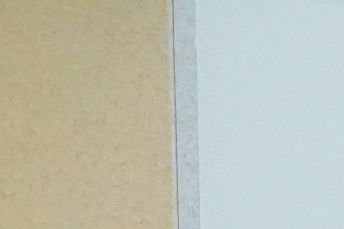 Johnny Depp escucha a la actriz Amber Heard quien testifica en la sala del Tribunal de Circuito del Condado de Fairfax en Fairfax, Virginia, en mayo de 2022.