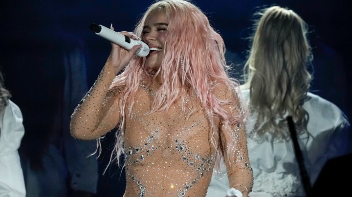 Karol G rompió en llanto durante su concierto en Berlín.