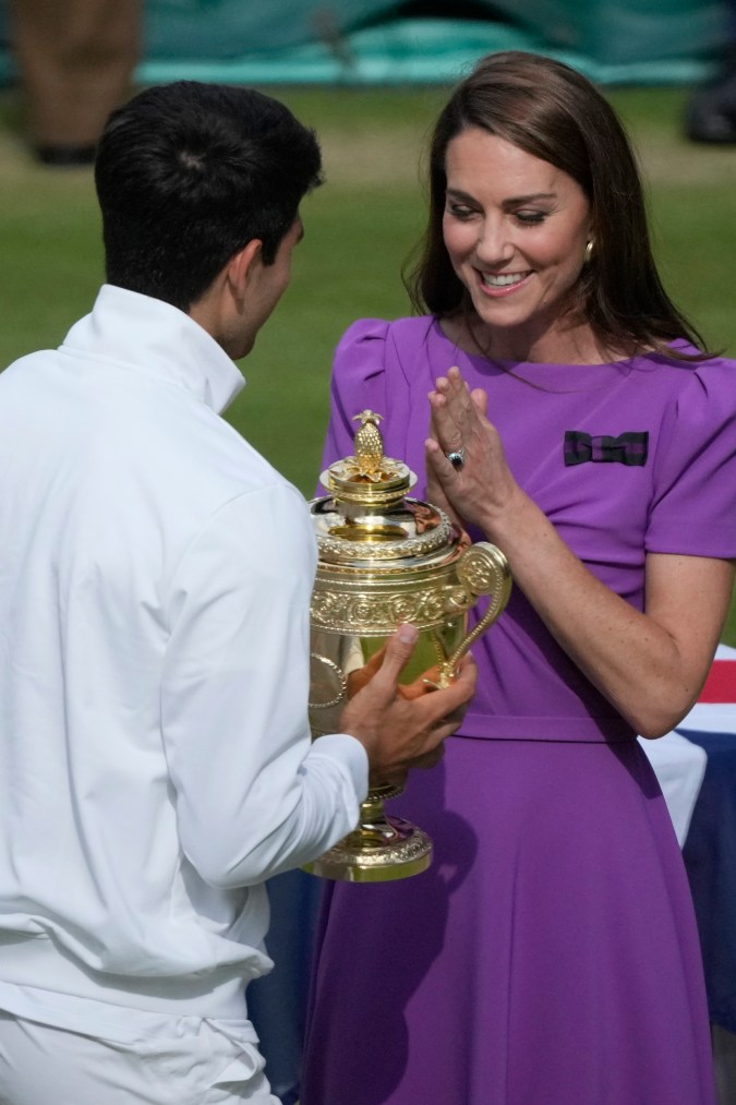 Kate Middleton entrega la copa a Carlos Alcaraz.