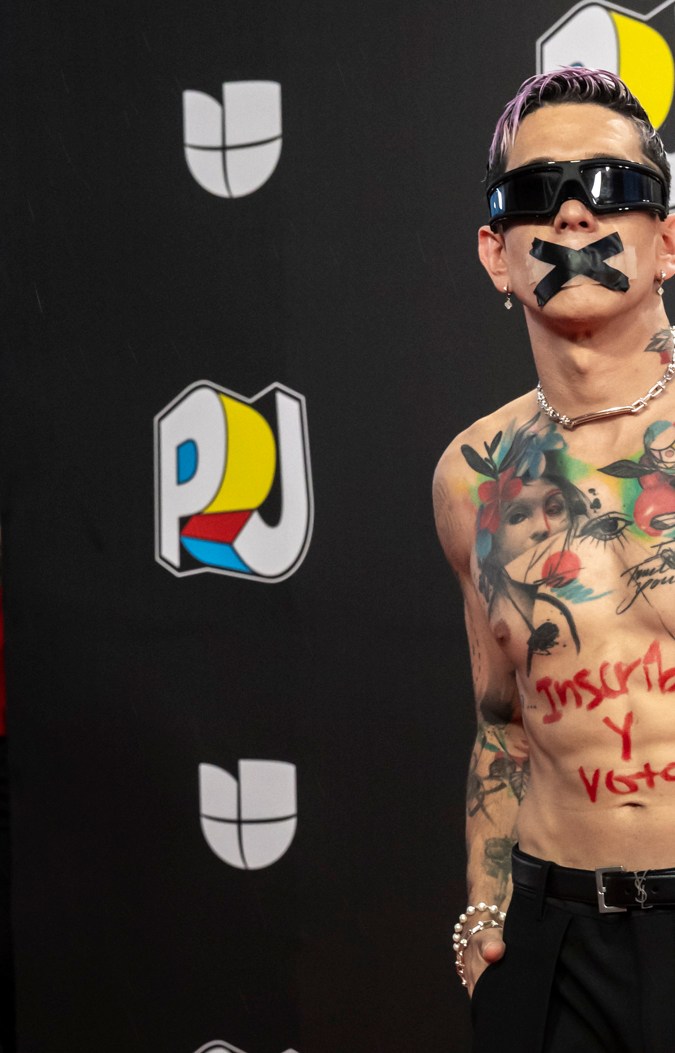 Leny Tavárez en la alfombra roja de los Premios Juventud.