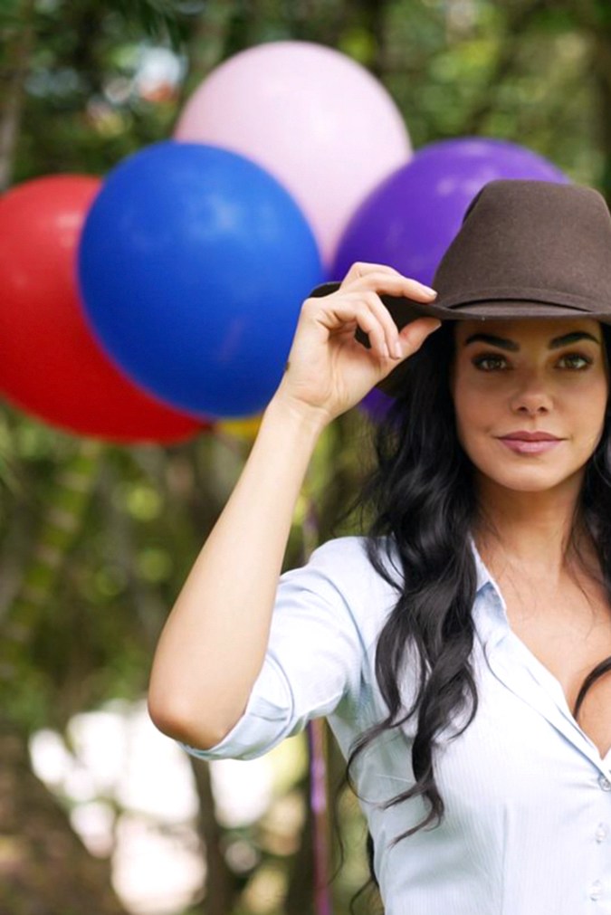 Paparazzi le exige más de 67 mil dólares a Livia Brito.