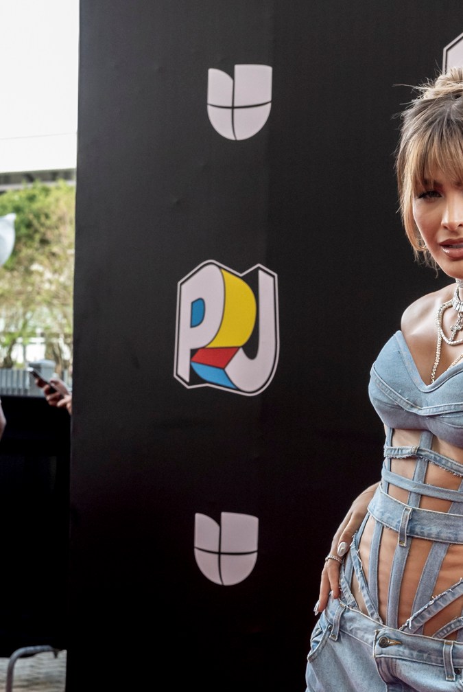 Migbelis Castellanos posa en la alfombra roja de Premios Juventud.