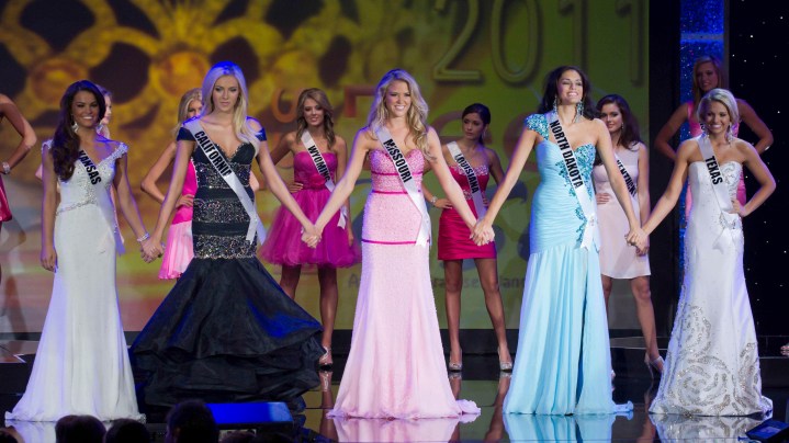 El certamen de belleza Miss Kansas en medio de una gran controversia tras denuncia de una de sus participantes.