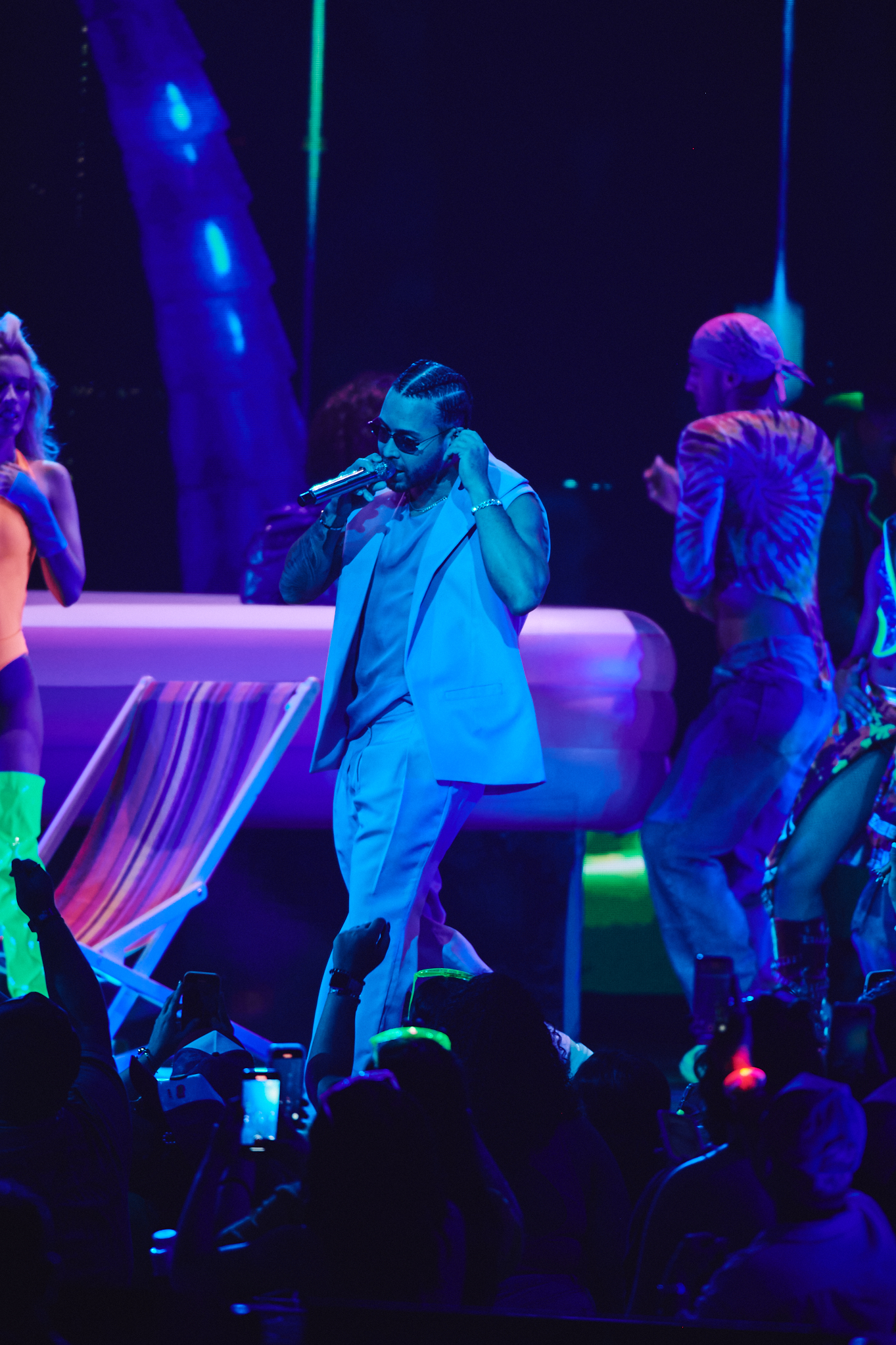 Prince Royce durante su presentación musical en Premios Juventud.