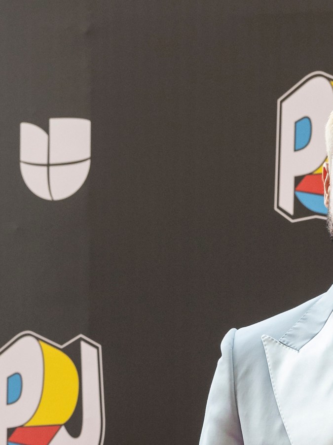 Roberto Hernández en la alfombra roja de los Premios Juventud 2024.