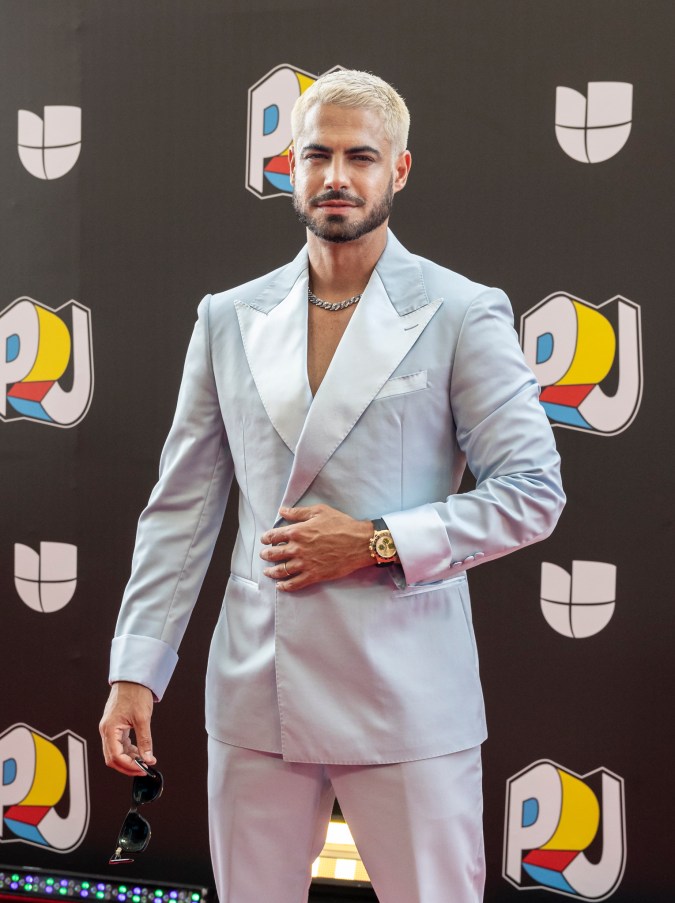 Roberto Hernández en la alfombra roja de los Premios Juventud 2024.