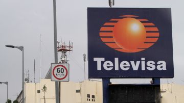 El logo de la cadena de televisión mexicana Televisa se encuentra encima de los estudios de la cadena en la Ciudad de México.