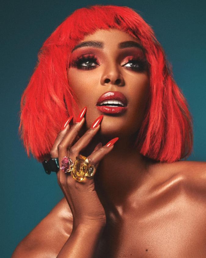 Amara ha sufrido racismo en la industria debido a su color de piel.