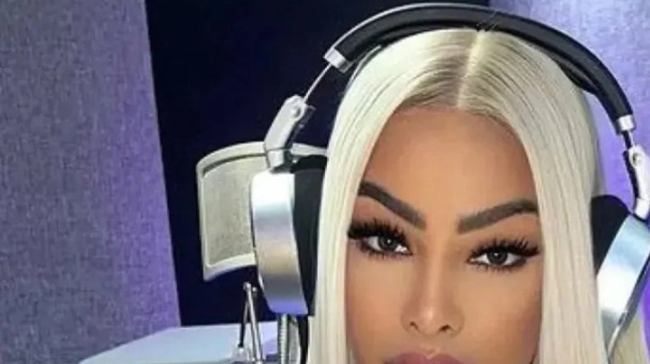 La cantante estrenó una canción titulada 'Mal de amor' en medio de problemas legales.