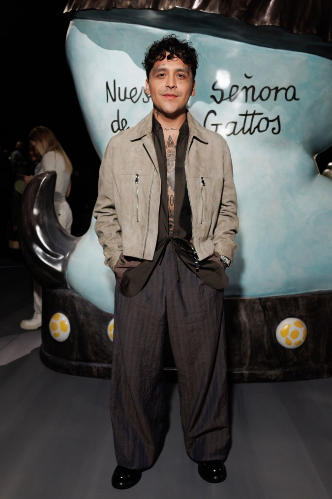 Christian Nodal y su nuevo look bohemio.