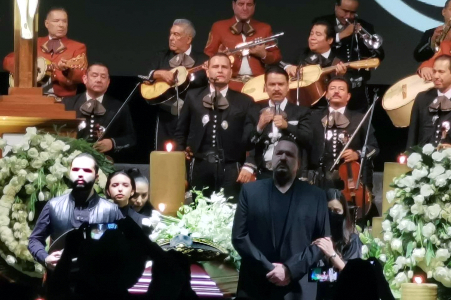 Pepe Aguilar y sus hijos montaron una guardia de honor junto al féretro de don Vicente Fernández en diciembre de 2021.